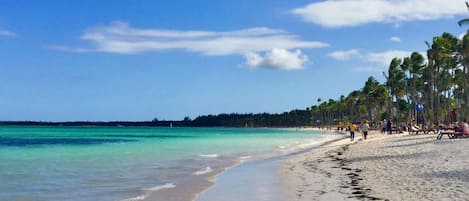 En la playa, camastros y toallas de playa
