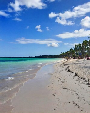 Plage, chaises longues, serviettes de plage
