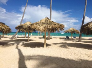 Plage, chaises longues, serviettes de plage