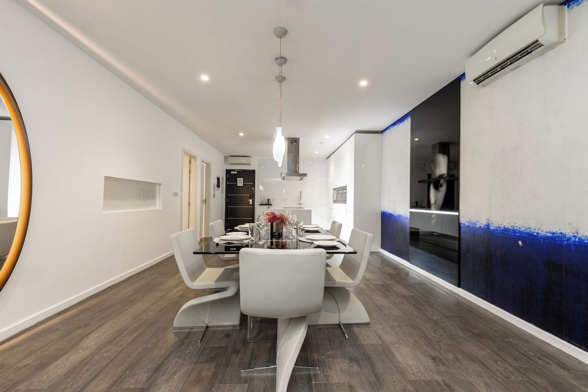 Deluxe 2 Bedroom Executive Suite | Oppholdsområde | Flatskjerm-TV