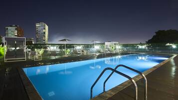 Alberca al aire libre, acceso de 07:00 a 21:00, y camastros