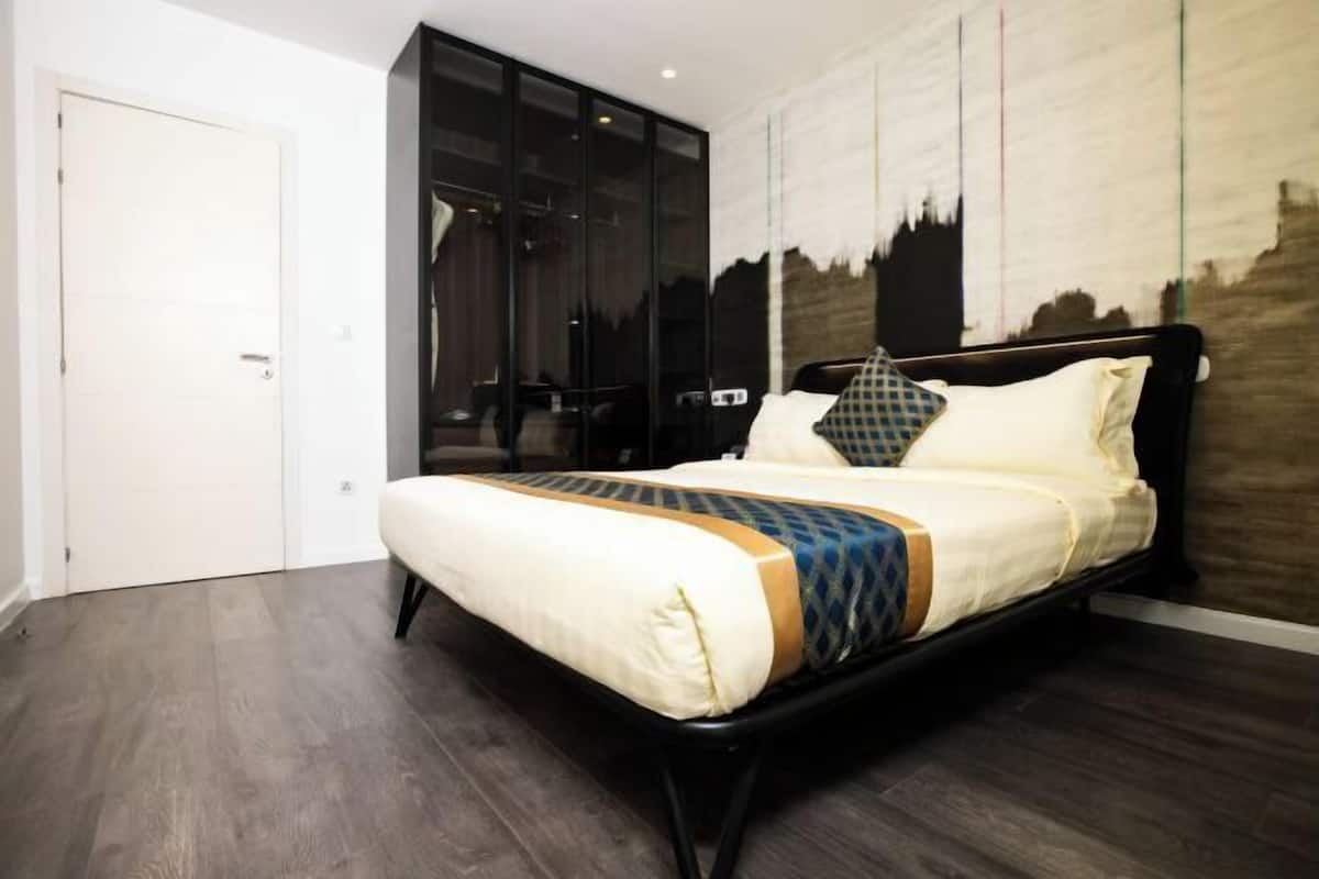Sengetøy av topp kvalitet, safe på rommet og skrivebord for bærbar PC