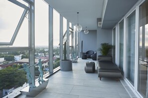 Penthouse Suite | Balcony - Kwarleyz Residence Hotel & Suites (Accra)