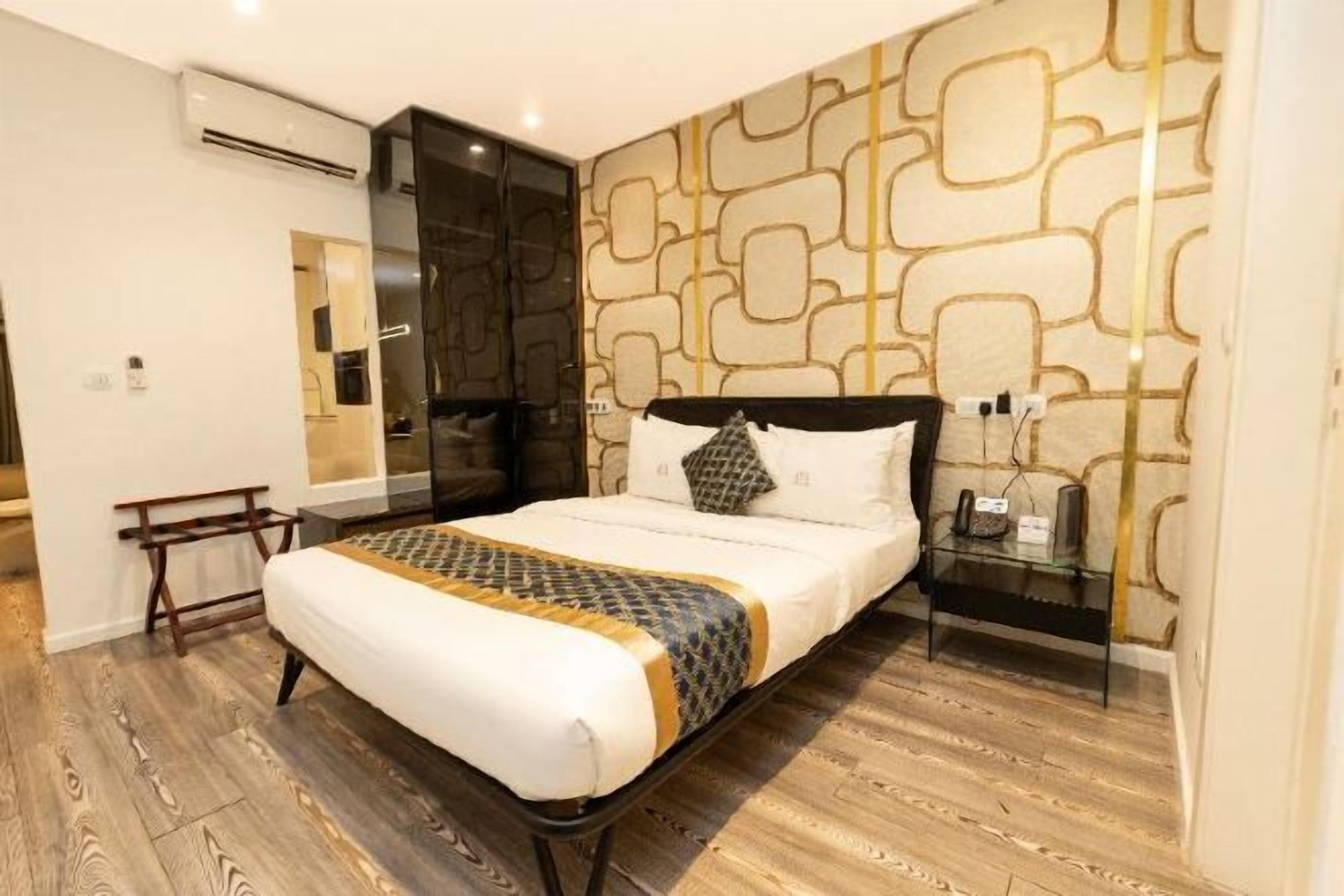 Premium bedding, minibar, in-room safe, laptop workspace