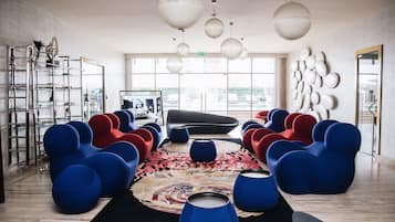 Coin salon dans le hall