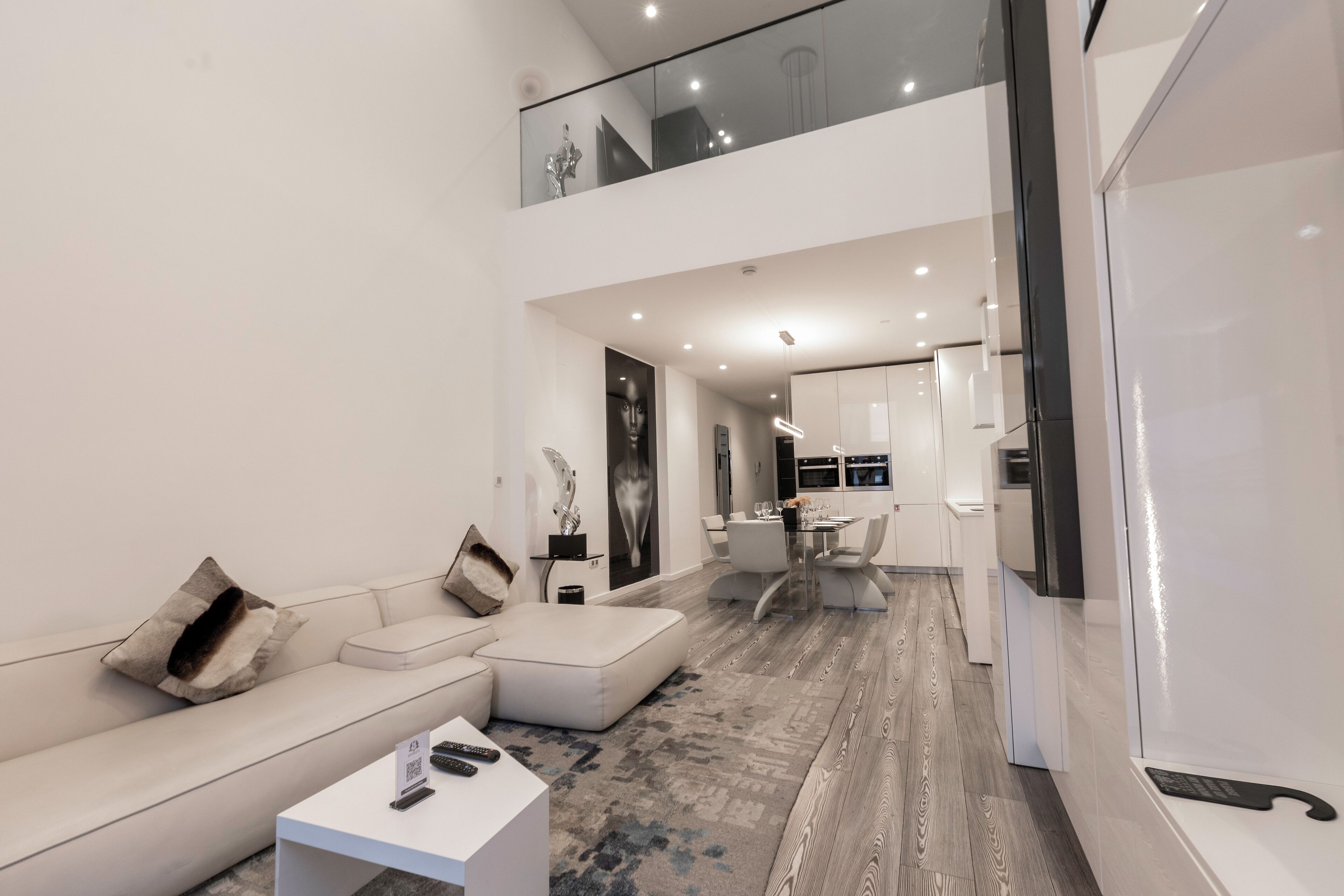 One Bedroom Loft Suite | 거실 공간 | 평면 TV