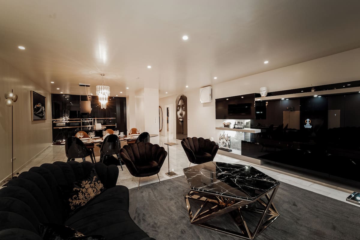 Penthouse Suite | Living area | Flat-screen TV