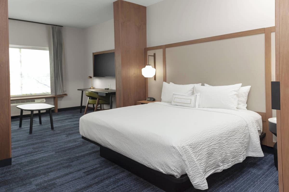 1 bedroom, hypo-allergenic bedding, desk, laptop workspace