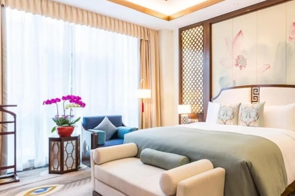 Minibar, caja de seguridad en la habitación y decoración personalizada