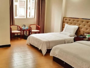 Deluxe-Zweibettzimmer | Schreibtisch, Verdunkelungsvorhänge, kostenloses WLAN