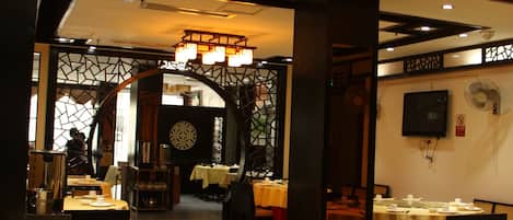 Breakfast, lunch and dinner served