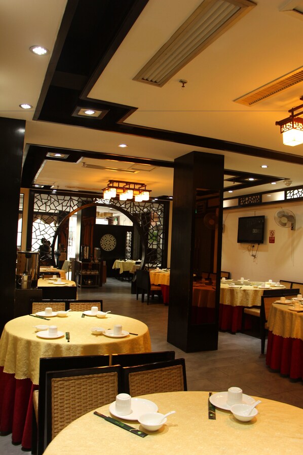 Breakfast, lunch and dinner served