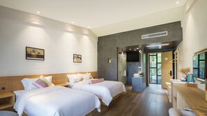 Family Room | Minibar, desk, blackout drapes, soundproofing - Sevenfun.Shanchuan town (Huzhou)
