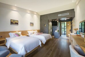 Family Room | Minibar, desk, blackout drapes, soundproofing - Sevenfun.Shanchuan town (Huzhou)