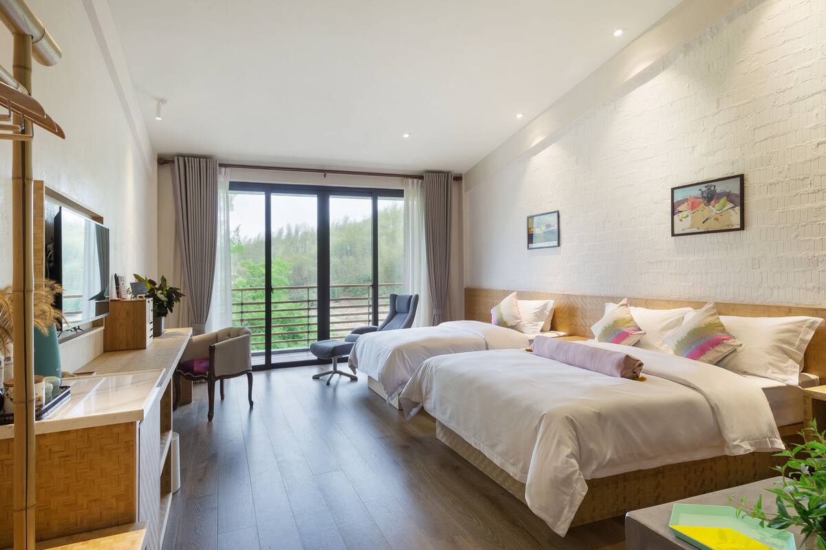 Family Room | Minibar, desk, blackout curtains, soundproofing