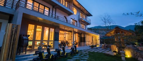 Fachada de la propiedad por la tarde o noche