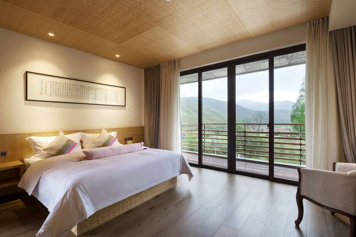 Deluxe Double Room | Minibar, desk, blackout curtains, soundproofing