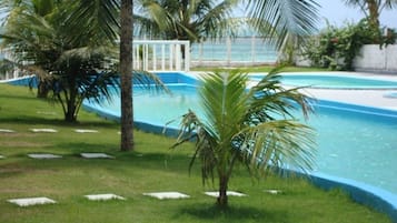 2 outdoor pools