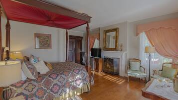 Suite, 1 Queen Bed, Non Smoking (Poolside Guestroom) | Individually decorated, individually furnished, desk, blackout curtains