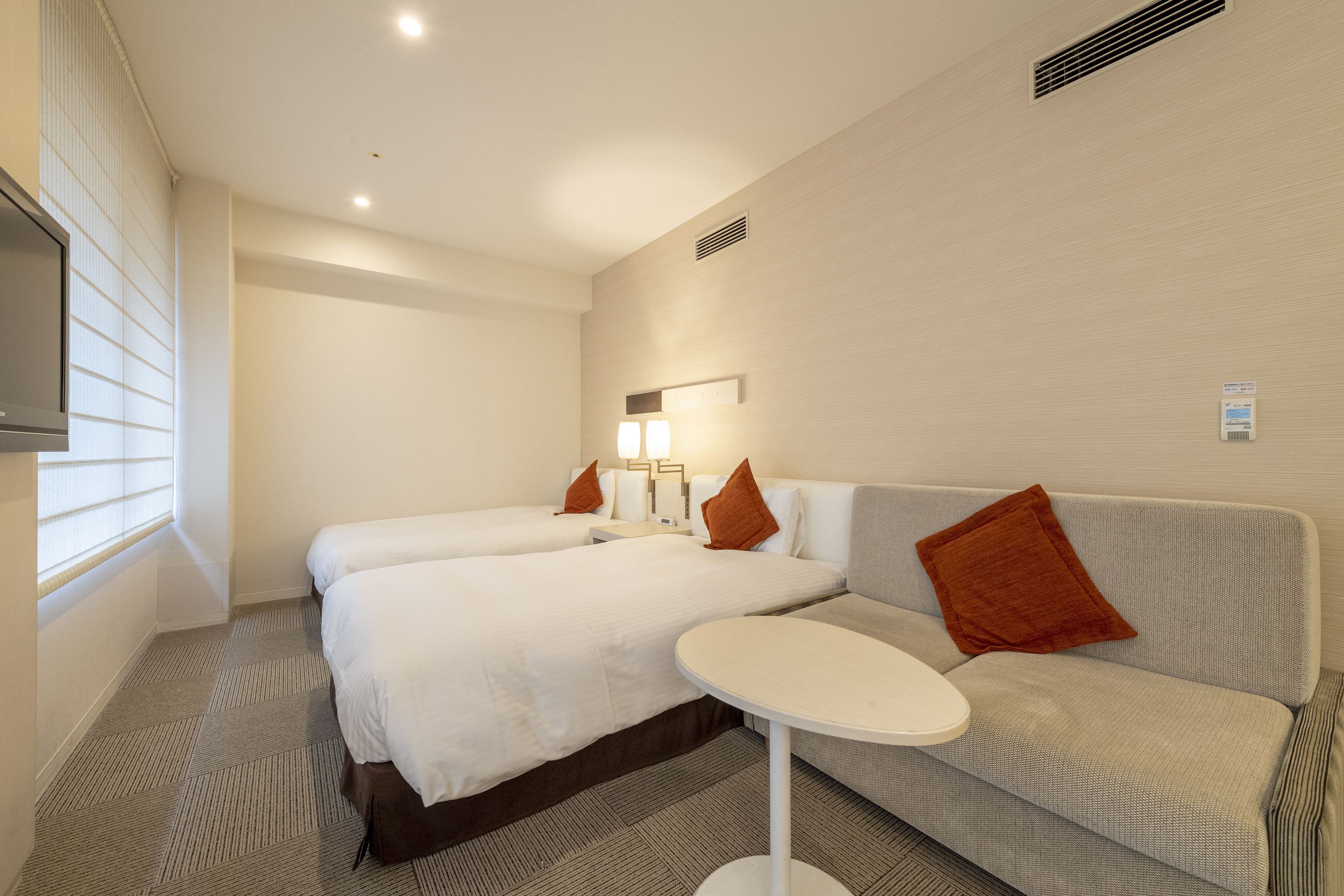 universal room with extra bed, non smoking | in-room safe, soundproofing, free wifi, bed sheets