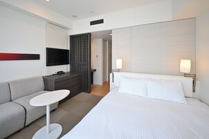 In-room safe, soundproofing, free WiFi, bed sheets