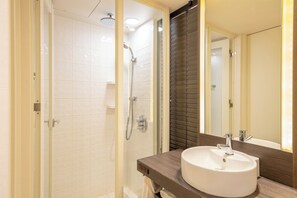 Articles de toilette gratuits, sèche-cheveux, chaussons, bidet