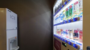 Ein Getränkeautomat mit einer Auswahl an Getränken und einem separaten Eisspender.