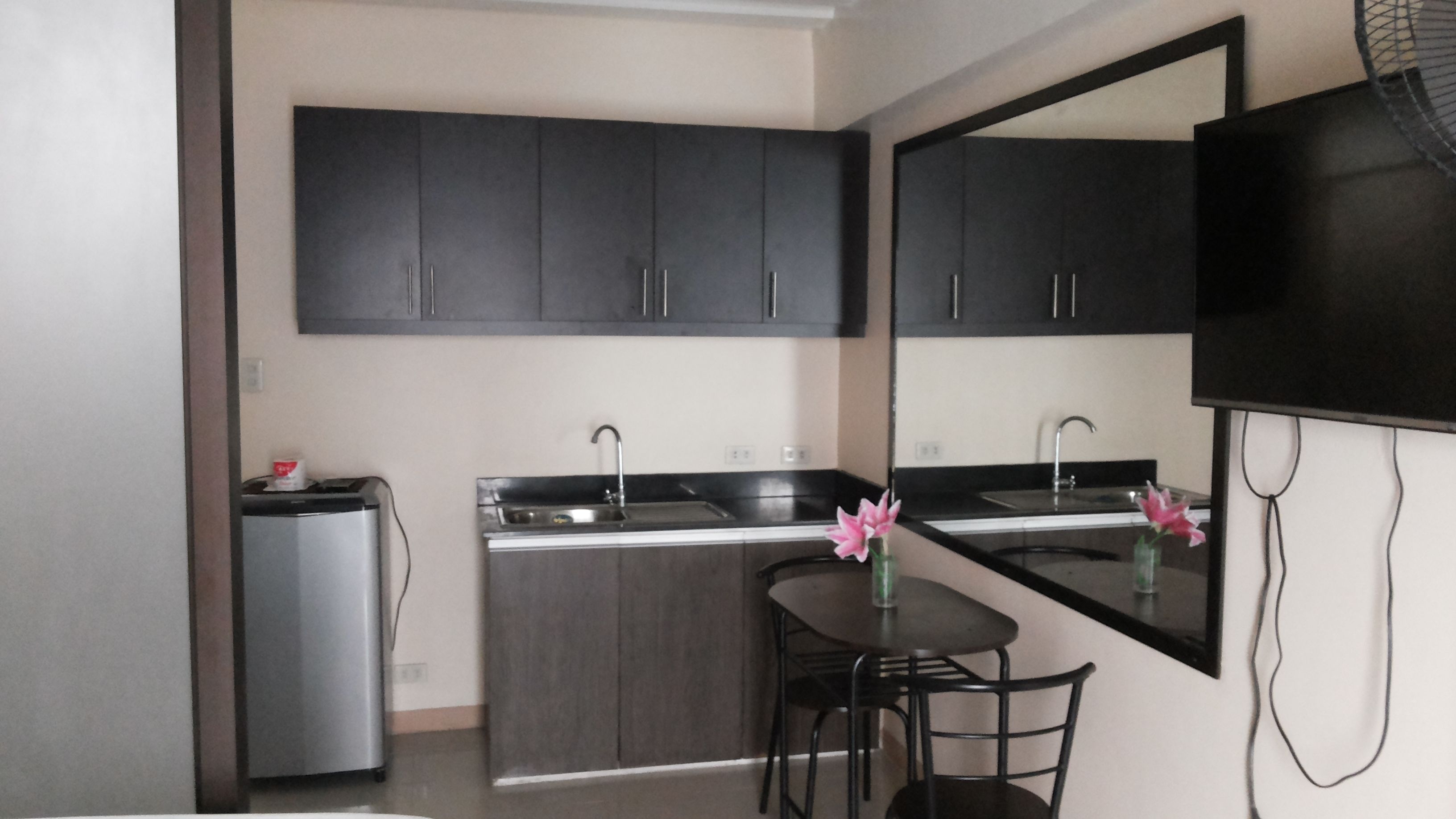 Habitación cuádruple familiar, varias camas, para no fumadores, vista a la ciudad | Cocina privada | Refrigerador con congelador, microondas y parrilla de estufa 