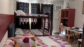 Familien-Vierbettzimmer, Mehrere Betten, Nichtraucher, Stadtblick | 1 Schlafzimmer, Bettwäsche aus ägyptischer Baumwolle