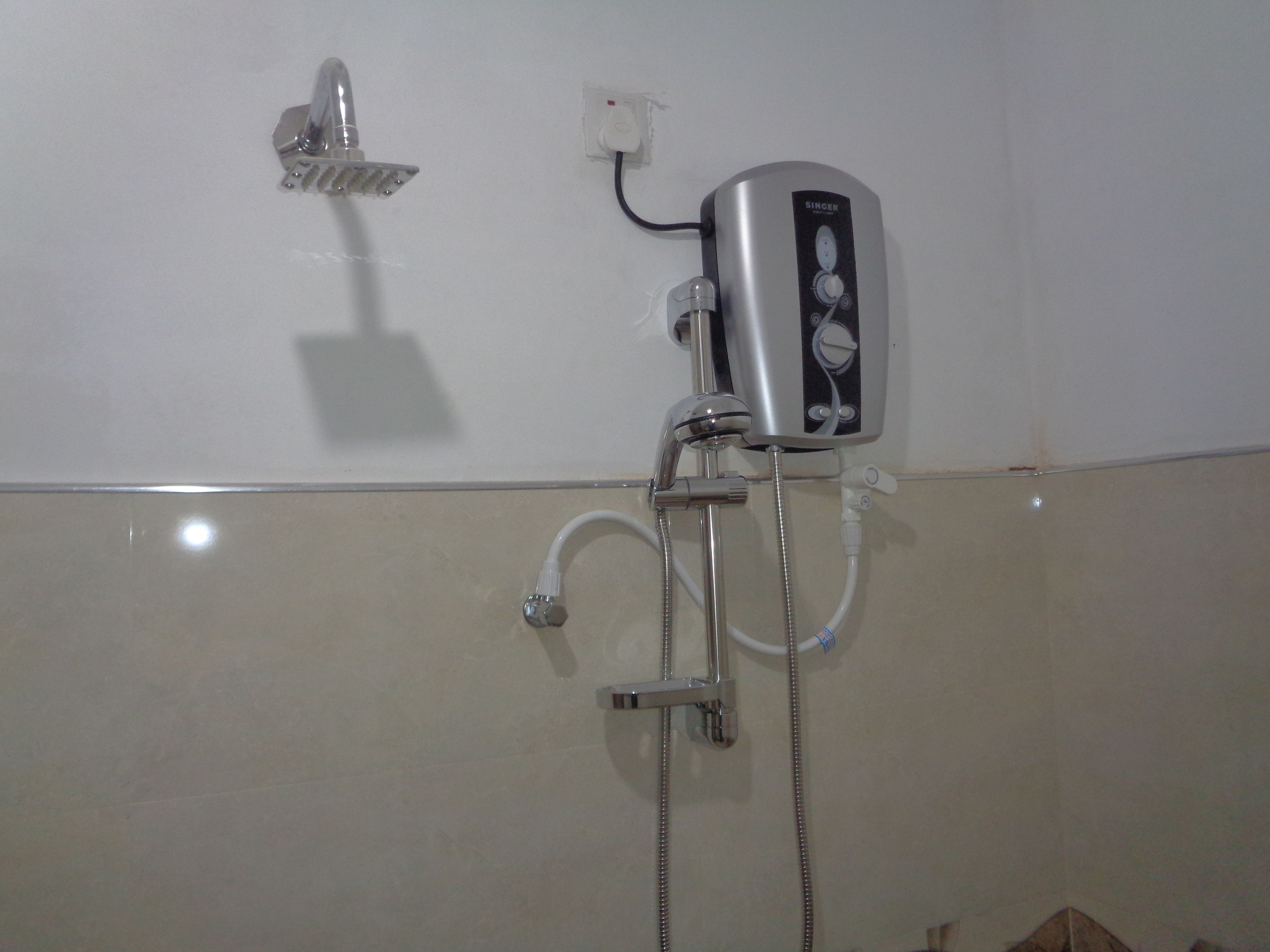 Double Room with Fan | Bilik Mandi | Pancuran mandi, tuala disediakan 