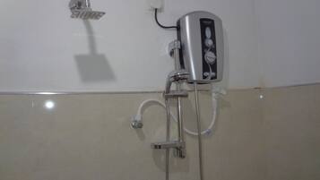 Double Room with Fan | Bilik Mandi | Pancuran mandi, tuala disediakan