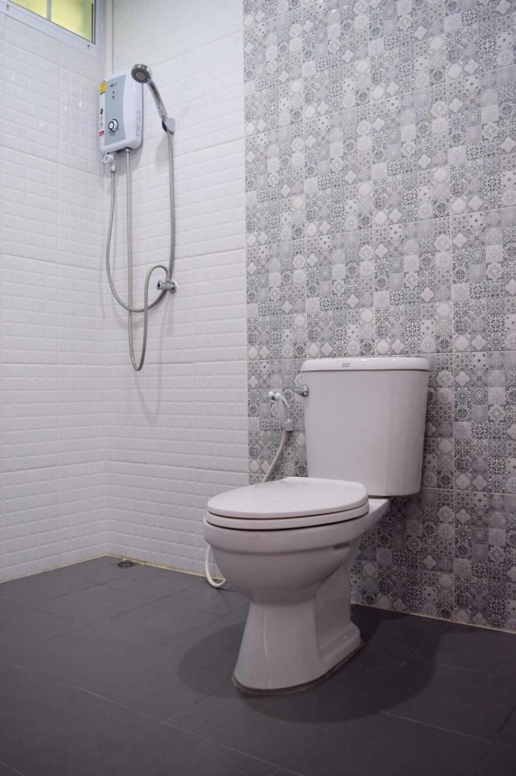 Ducha, artículos de higiene personal gratuitos y toallas