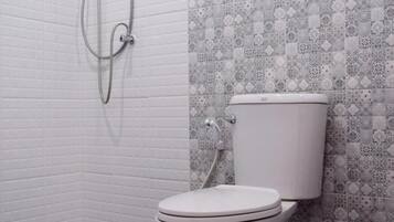 Shower, free toiletries, towels