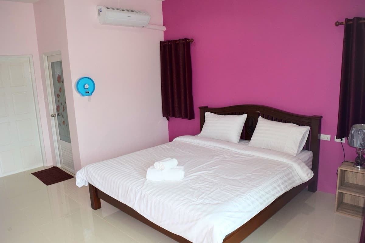 Standard Room | Blackout drapes, rollaway beds, free WiFi, bed sheets