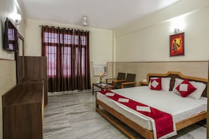 1 bedroom, desk, blackout curtains, soundproofing