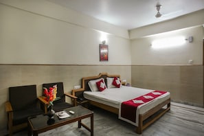 1 bedroom, desk, blackout curtains, soundproofing