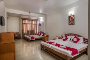 1 bedroom, desk, blackout curtains, soundproofing