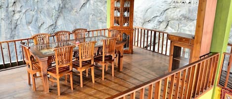 Breakfast, lunch, dinner served; local and international cuisine