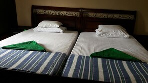 Cortinas blackout y tabla de planchar con plancha 