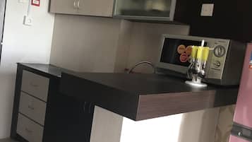 豪華開放式套房, 1 間臥室 | 私人小型廚房 | 電冰箱、爐台、電鍋、鍋具/餐盤/廚房用品