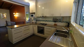 Casa, 4 habitaciones | Cocina privada | Refrigerador, microondas, horno y lavavajillas