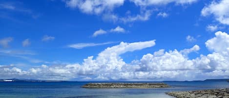 Nära stranden och vit sandstrand