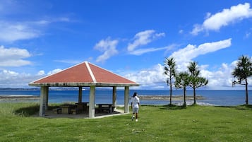 Una spiaggia nelle vicinanze, sabbia bianca