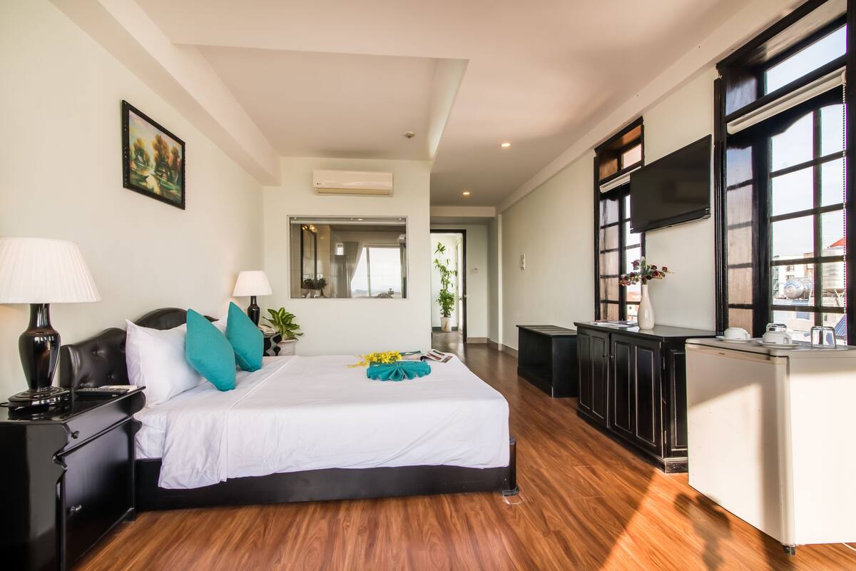 Minibar, desk, blackout drapes, soundproofing