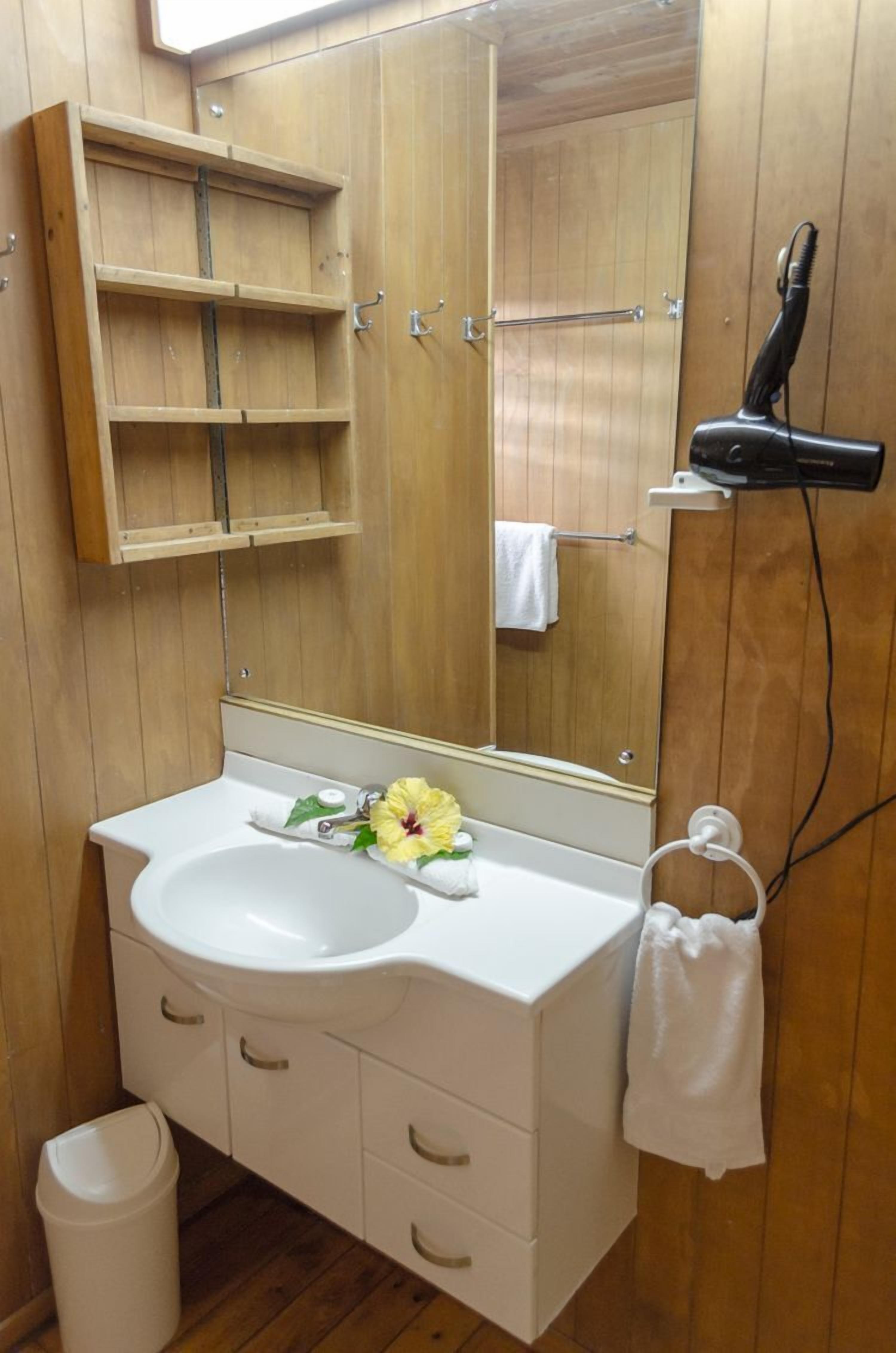 3 bedroom riverview villa | bathroom | shower, hair dryer, towels