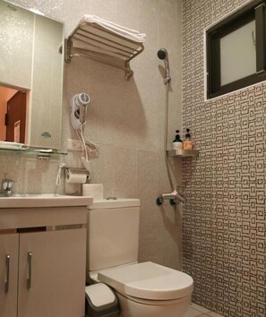 Douche, sèche-cheveux, chaussons, serviettes fournies