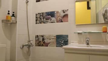 Douche, sĂšche-cheveux, chaussons, serviettes fournies