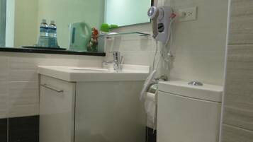 Dusche, Haartrockner, Hausschuhe, Handtücher