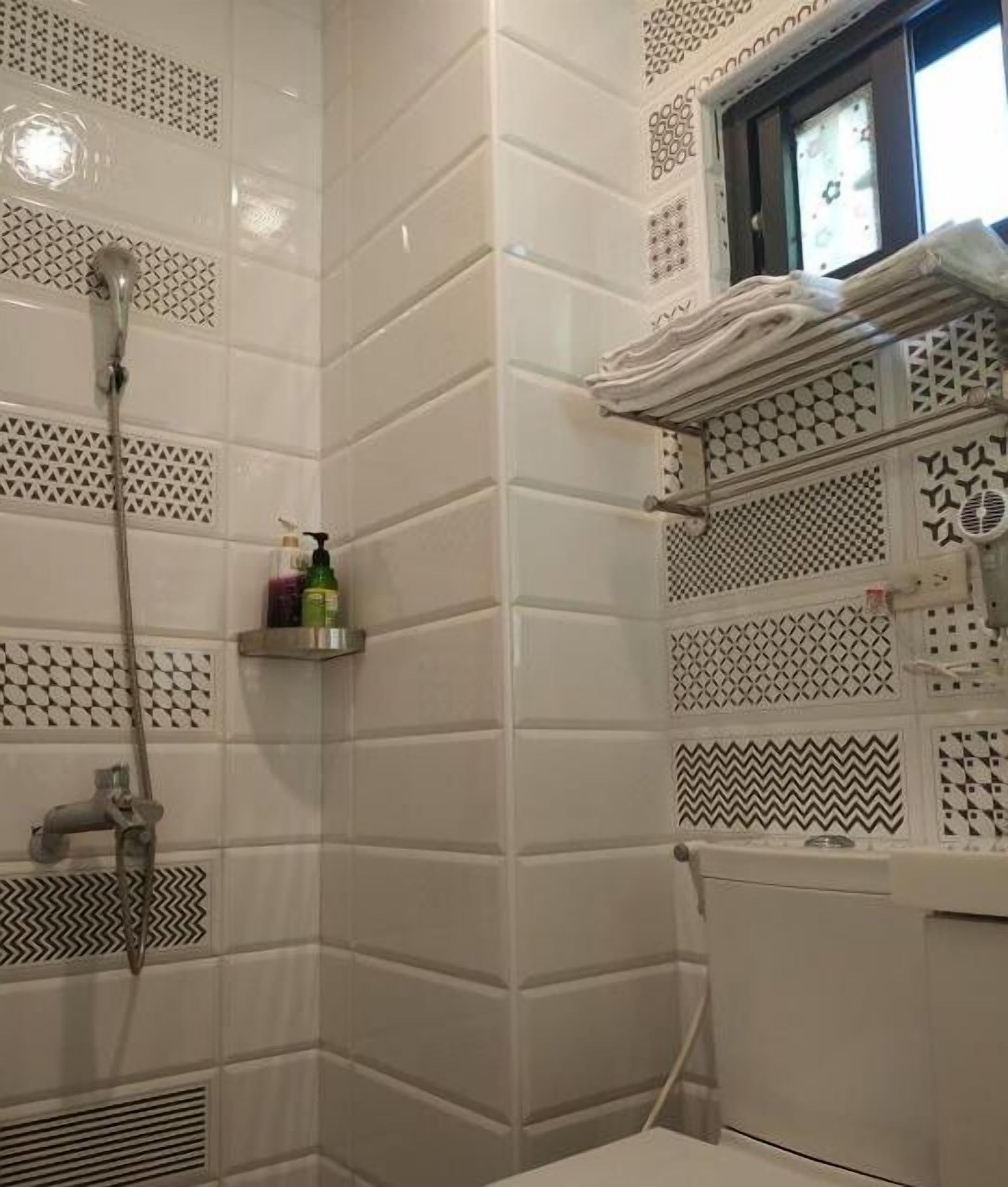 Dusche, Haartrockner, Hausschuhe, Handtücher