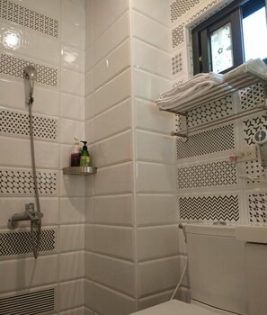 Douche, sèche-cheveux, chaussons, serviettes fournies